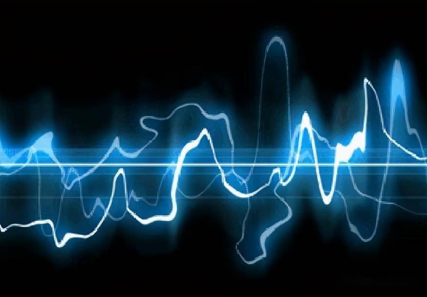 使用的是脉冲形式的光信号,光缆本身并不传递电信号,所以天生不存在被