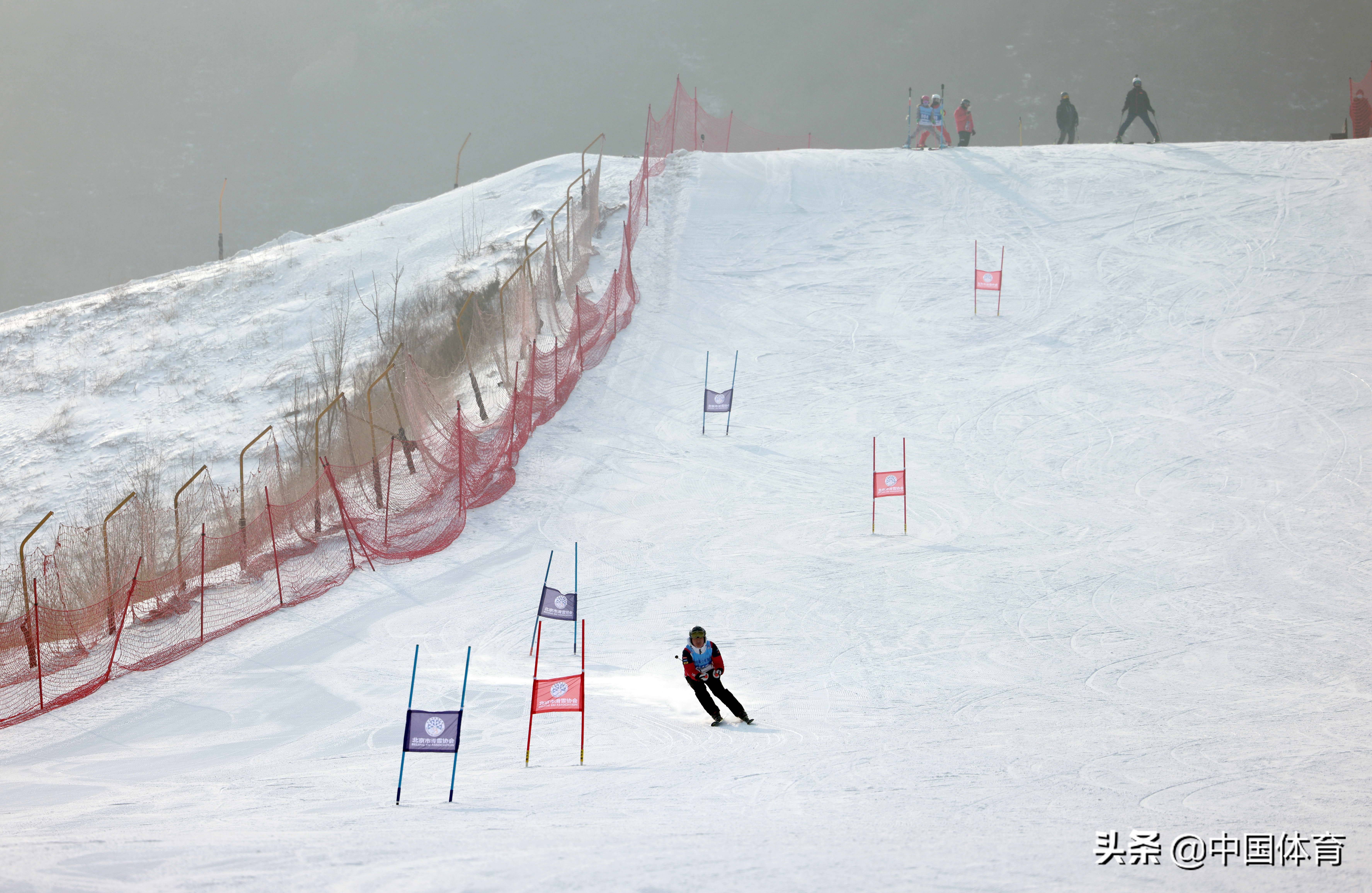 阳光滑雪场雪道图片