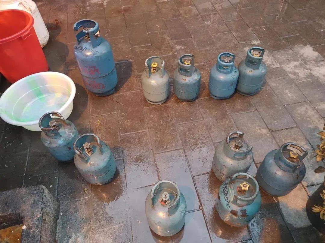 民房起火竟还藏有121具液化气罐,消防员2小时紧急处置!