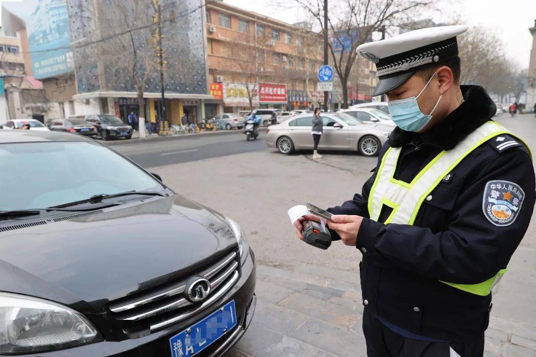 1月21日,市交警二大隊民警用新配備的便攜式打印機對違停車輛進行處罰