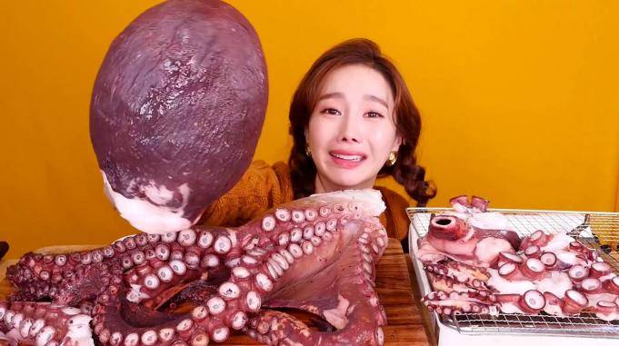 30斤的章鱼王韩国人用清水煮到八分熟一只腿就能吃撑