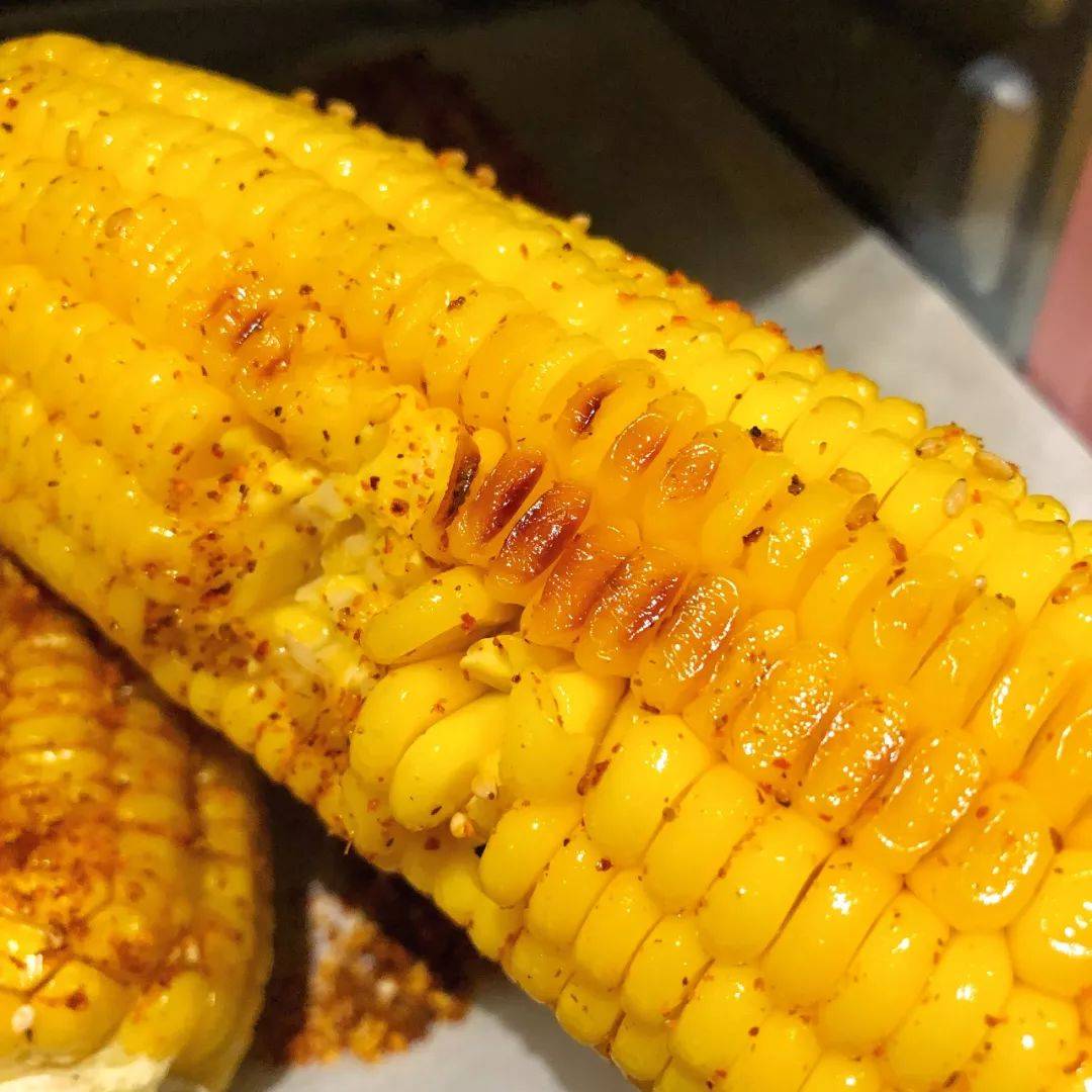 烤箱预热后180度40分钟,也可以事先把水果玉米放水里煮熟,然后再调味