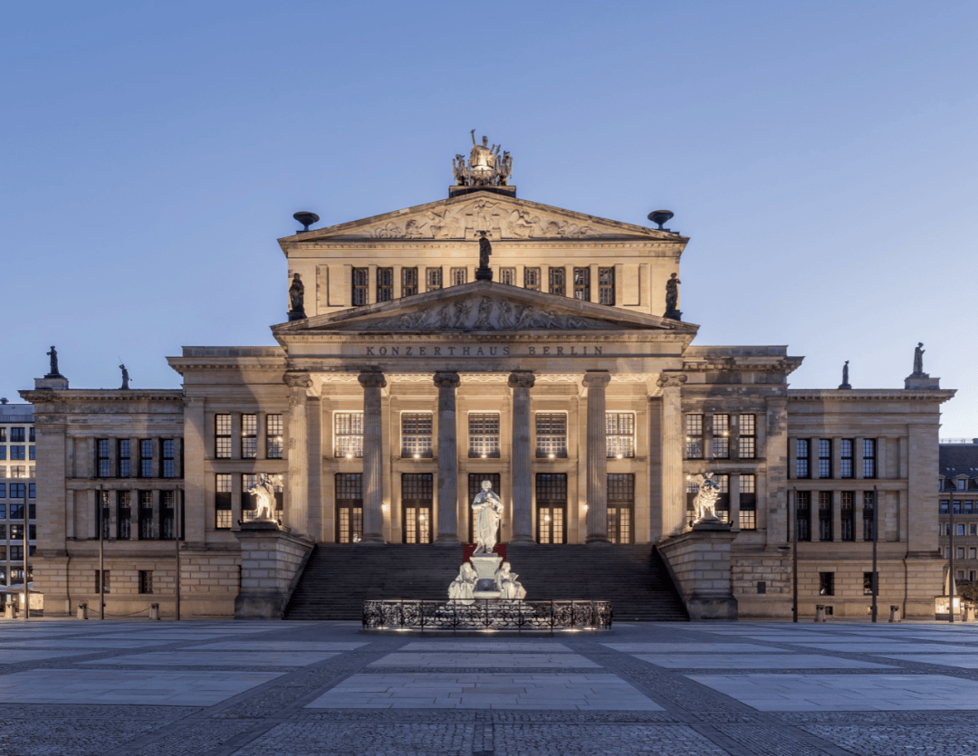 因此与君主政体呼应的新古典主义建筑,规模宏大,强调绝对的主从关系