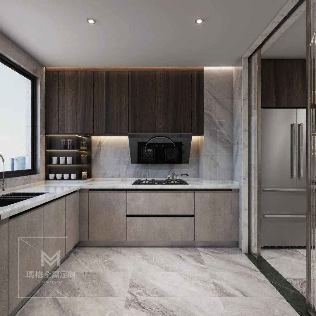 该厨房面积呈正方形,厨柜设计成u型,吊柜利用空白墙打造收纳柜,收纳