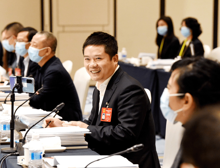 下午,在审议《重庆市文明行为促进条例(草案)》时,市人大代表袁锐发言