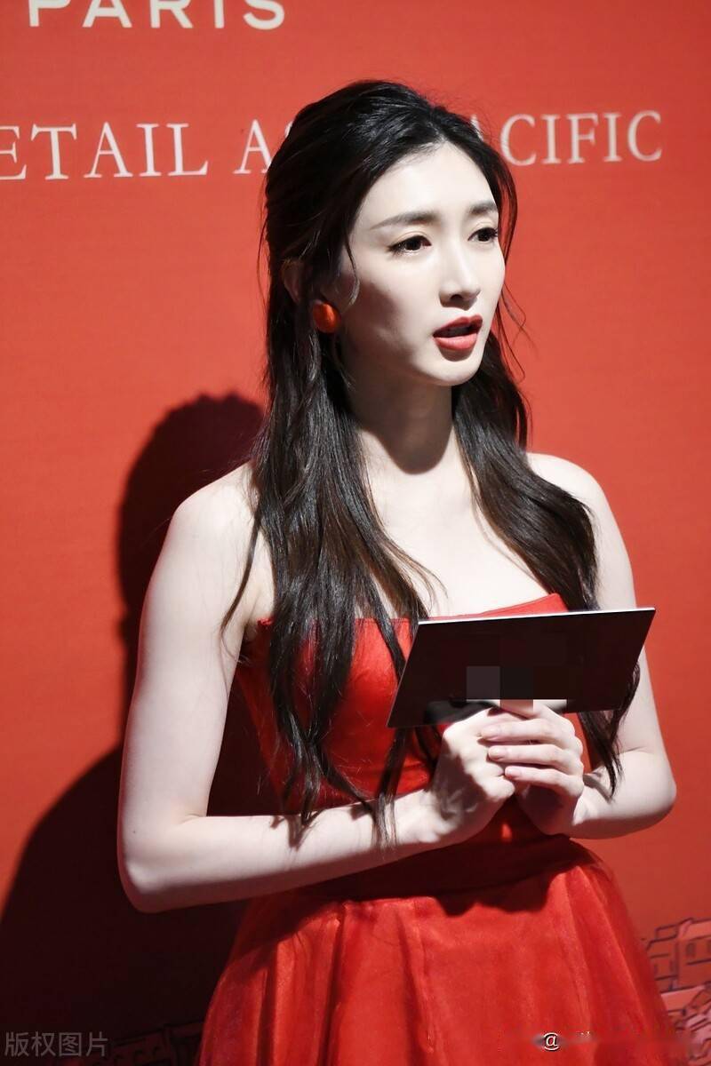 江疏影红色抹胸连衣裙性感美艳