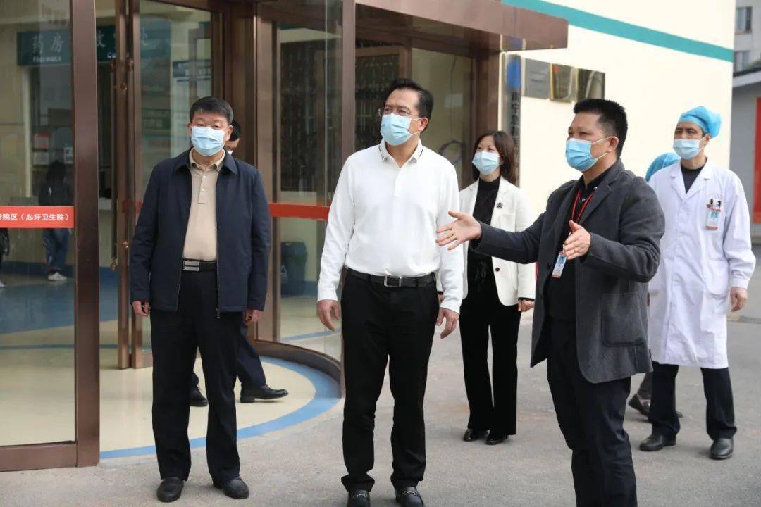 南宁高新区管委会主任李耕一行到南宁市第八人民医院高新院区调研