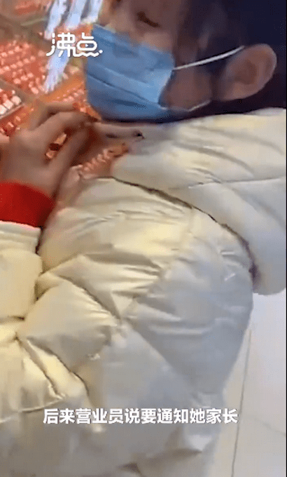 女孩带压岁钱给妈妈买戒指 听到数额店员吓得要通知家长（图）
