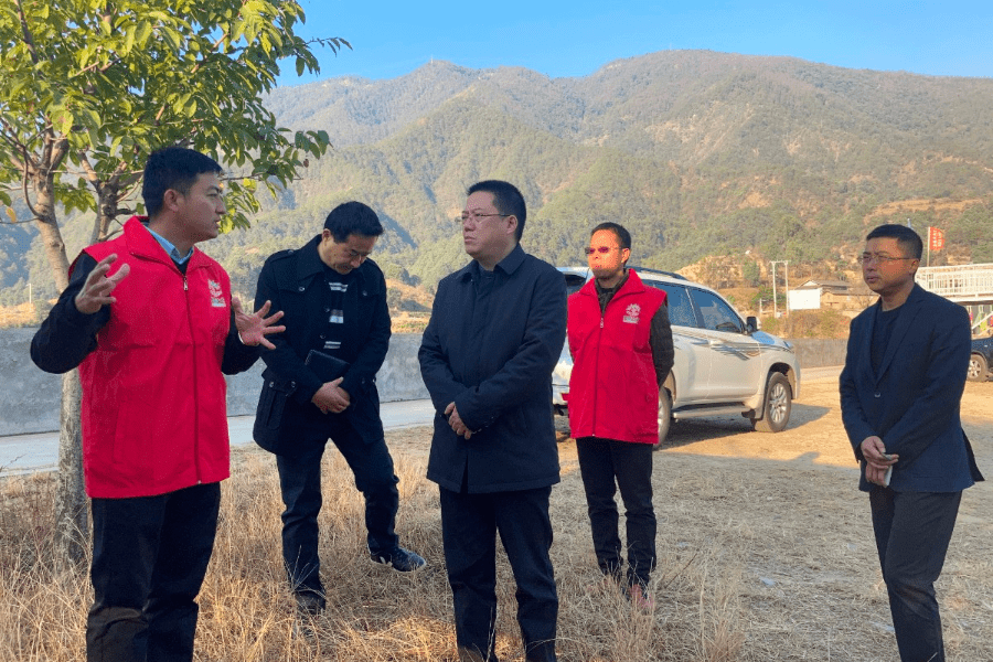 苟军在巡河时要求:加强河道治理管护 保护好绿水青山