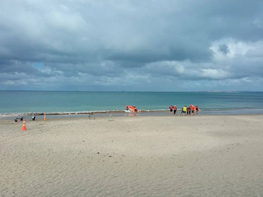 华人一家奥克兰海滩游泳老公消失半小时妻子崩溃结果意想不到