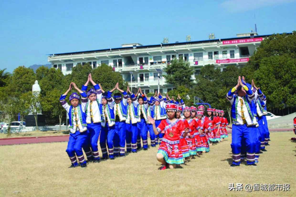 感受传统文化魅力:通城非遗拍打舞走进校园