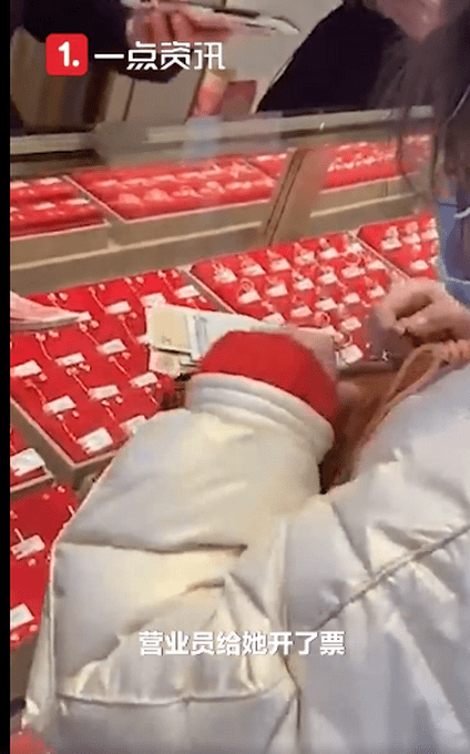 女孩带压岁钱给妈妈买戒指 听到数额店员吓得要通知家长（图）