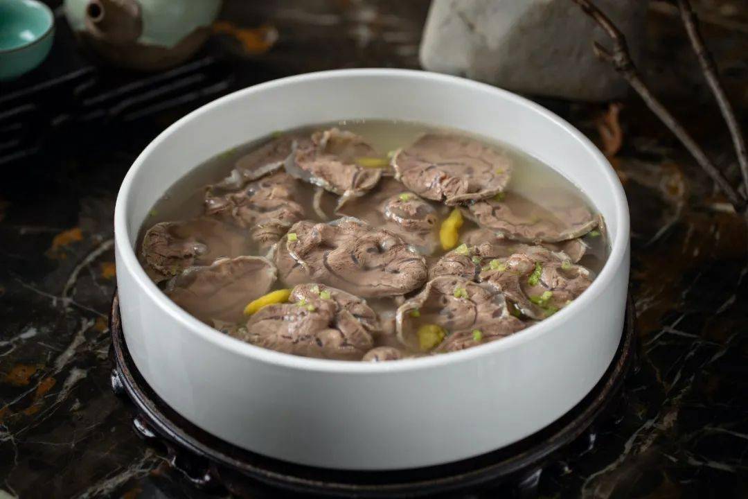 泉水牛肉则完美解释了这一点牛肉的香味与泉水的甘洌完美的交融在一起