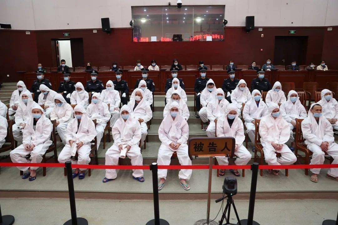 疯狂敛财1600多万定安县周仁运等31人涉黑案公开审理