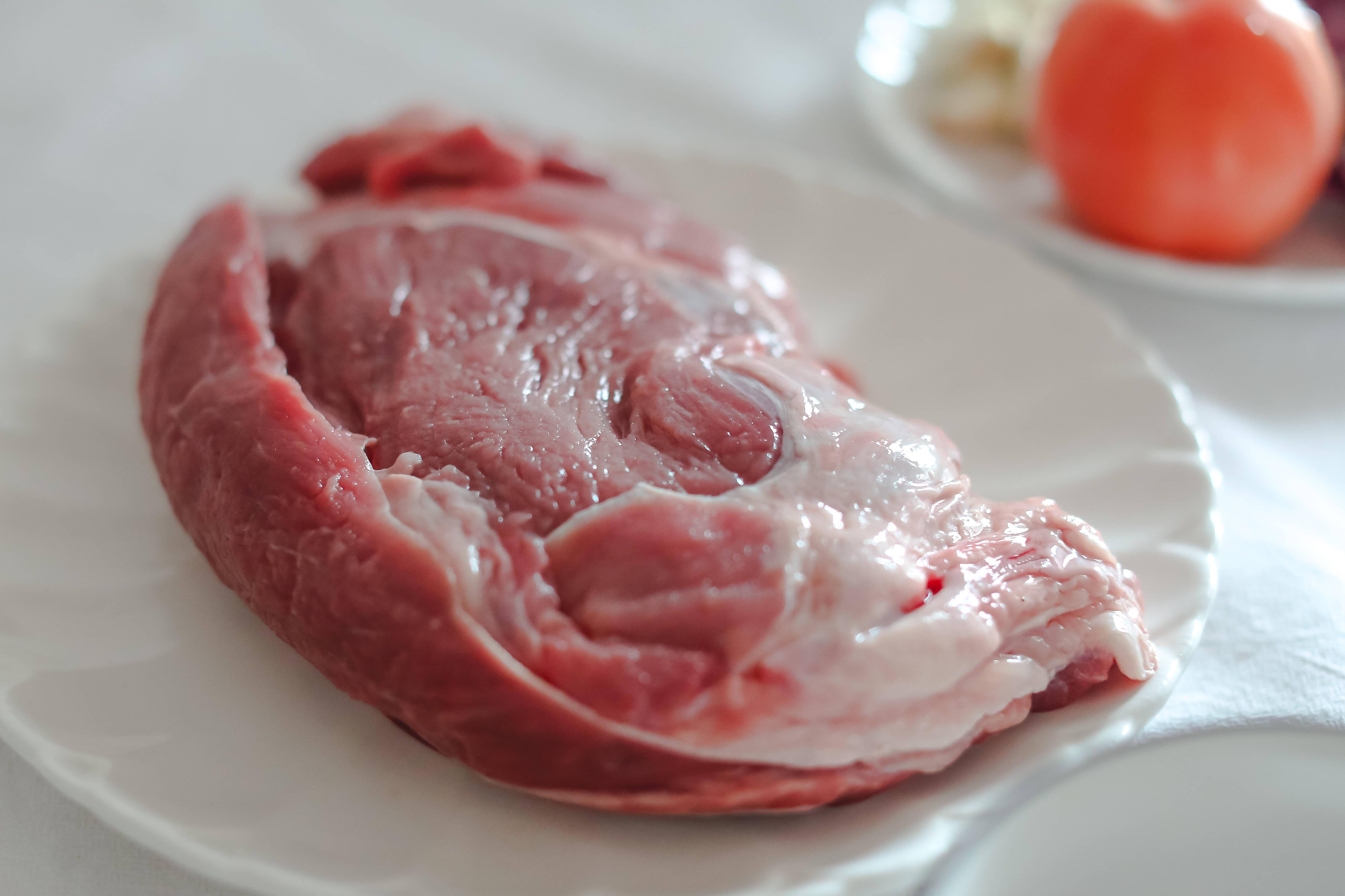 红烧牛肉面汤头红亮,配上大块软烂的牛肉,一口面嗦下去,超满足_手机