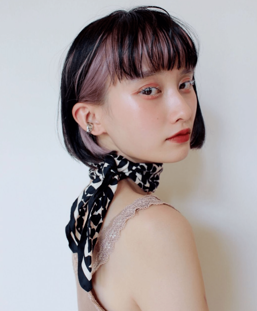 韩系短发 隐藏染韩系最常见的就是内扣短发及鱼尾短发了,基本都是温柔