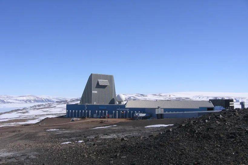 一套部署在格陵兰岛的图勒空军基地,另一套部署在英国的菲林戴尔斯