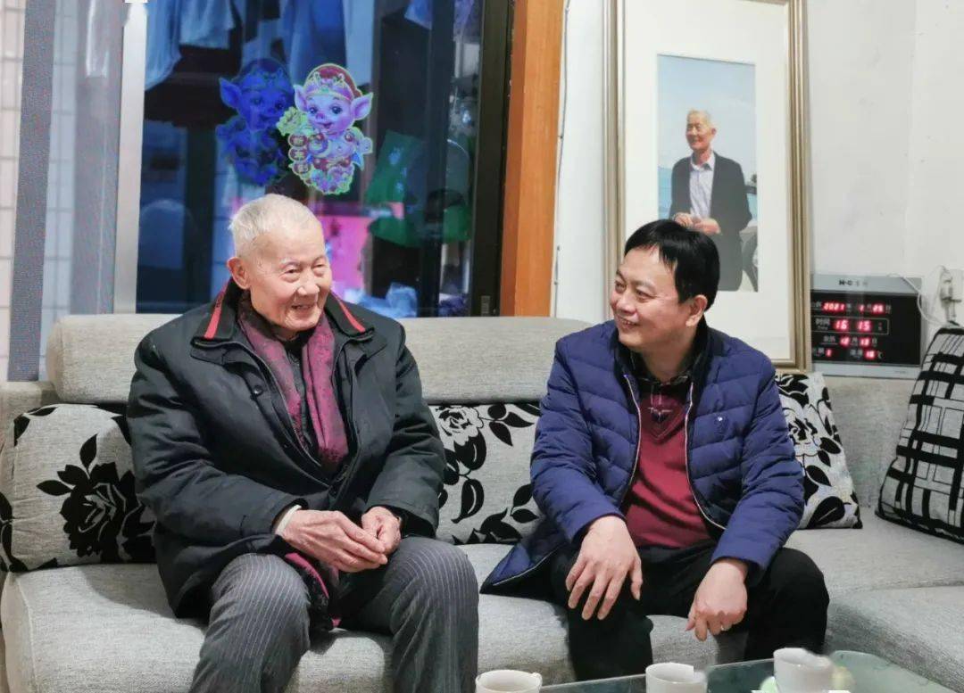 "全国教育系统劳动模范",四川省特级教师)▲看望退休老同志陈永年