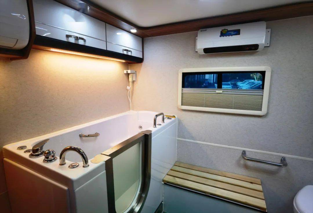 流动助浴车分设备区,休息区,助浴区三大区域,不仅配备了无障碍通行