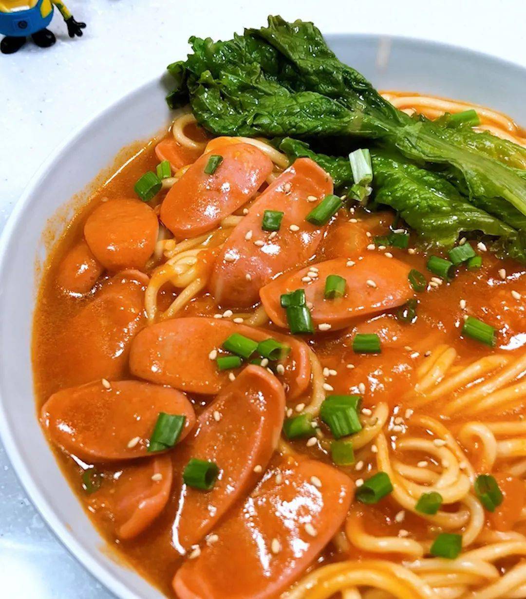 热乎乎的番茄香肠面天气凉了赶紧来上一大碗吧