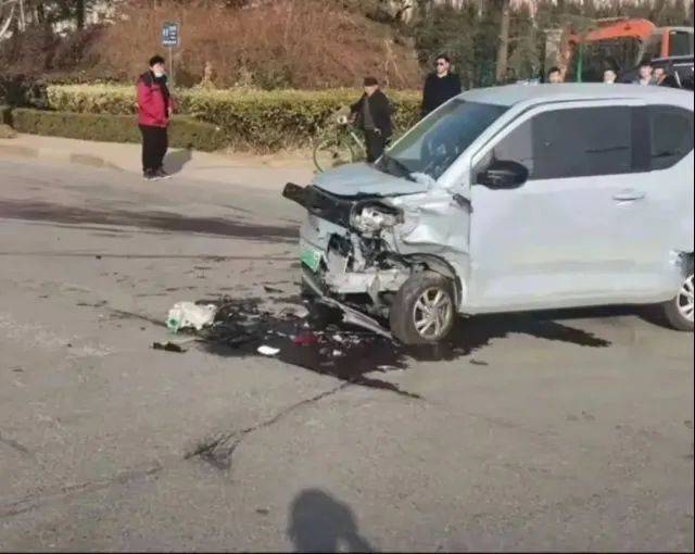 五菱宏光mini对撞奔驰五菱完胜