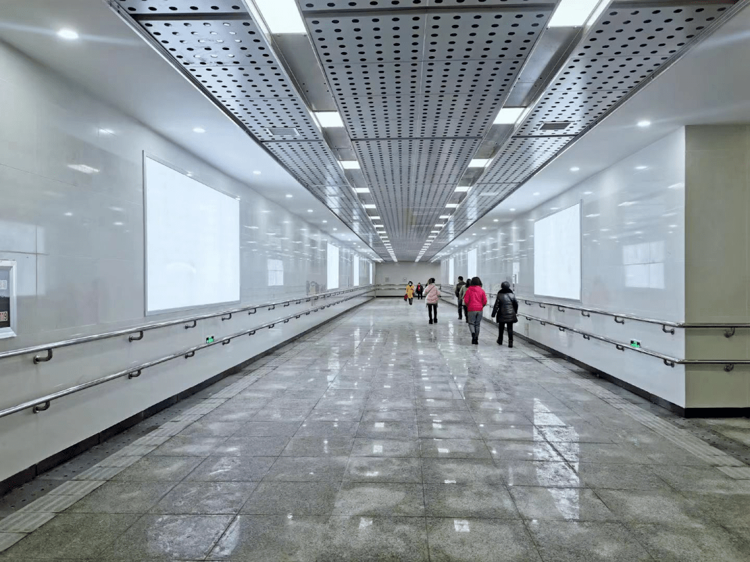 好消息乐山第一座带电动扶梯的人行地道已正式投入使用