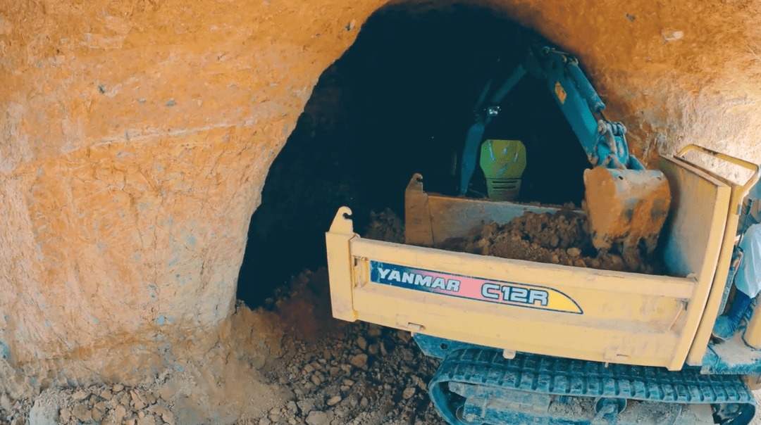 石上纯也在地下挖了一个洞穴式餐厅maisonowl