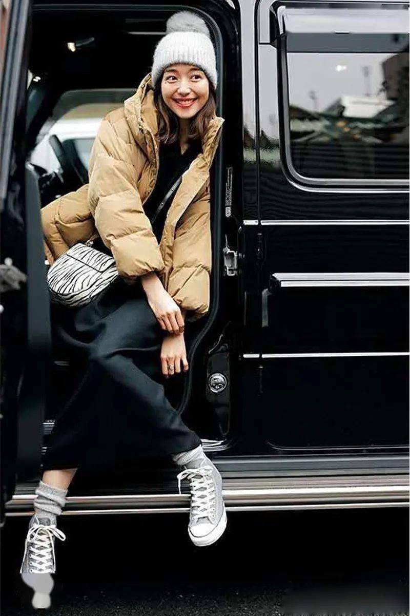 冬末初春,帆布鞋又火了,这样搭配裙子裤子倍有范儿_黑色