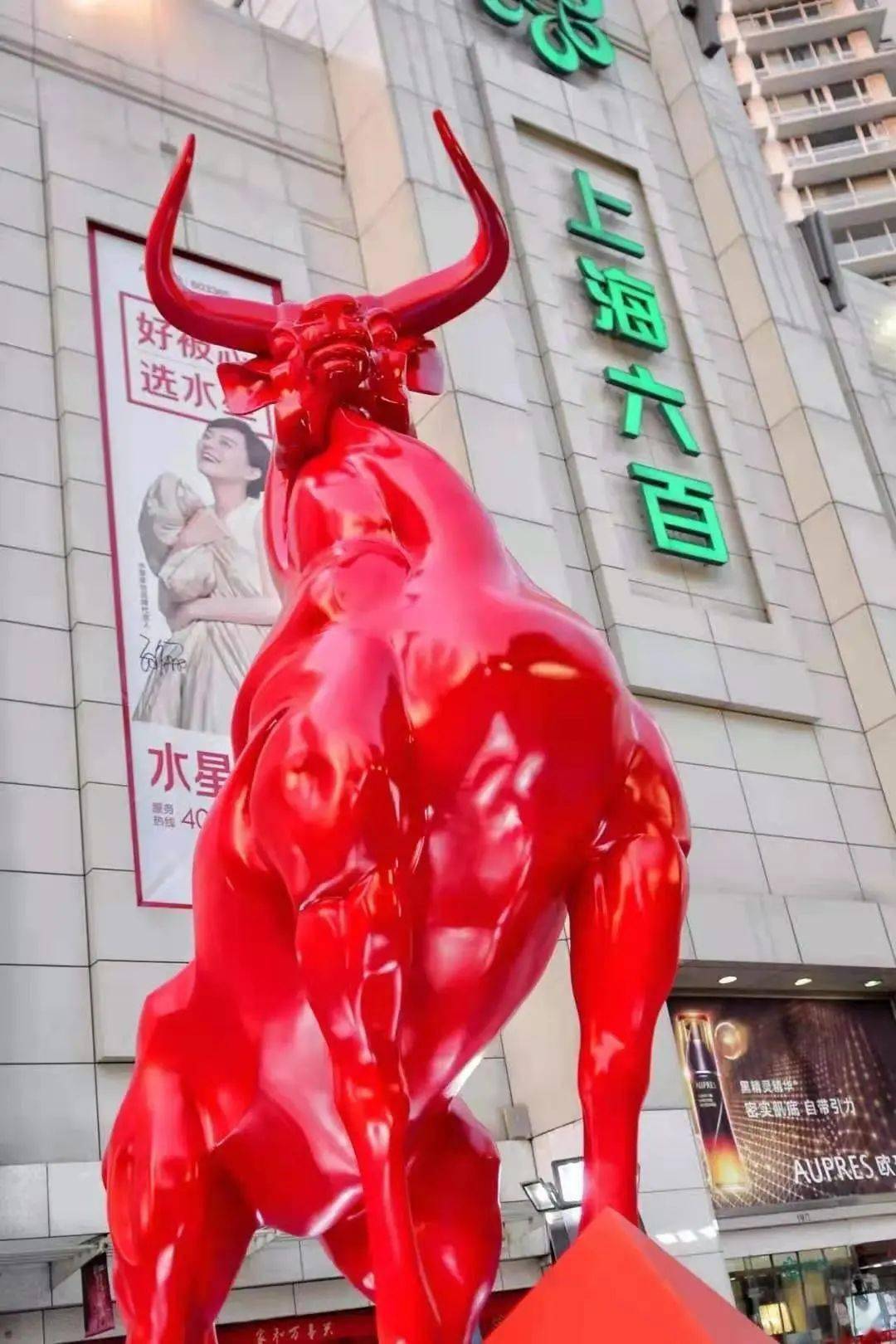 "牛气冲天 奔向2021"杨冬白教授雕塑作品亮相徐家汇商圈