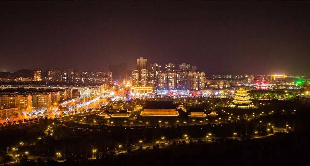 婉转成了一幅波澜壮阔的画卷在岁月江河的壮丽回响里到巍巍萌山的昂首