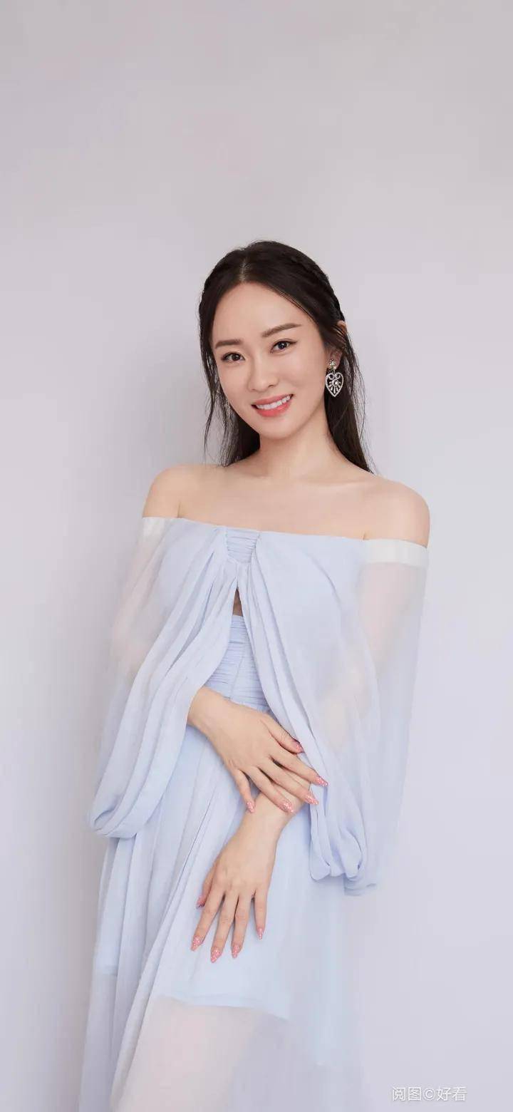 气质非凡的美女图片 f653b7126d7d4006879206b7337318d9.jpeg