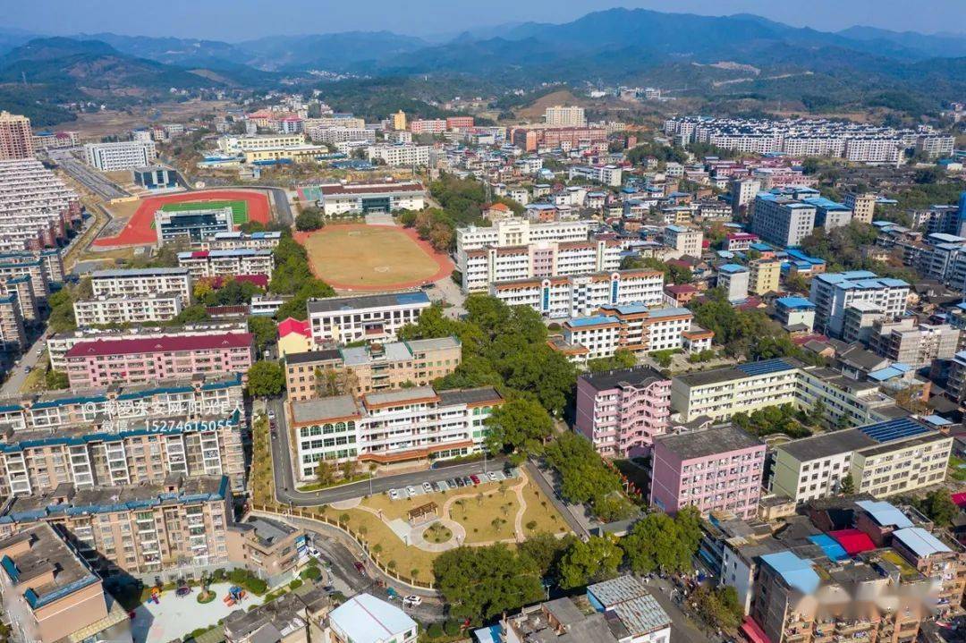 67航拍学校东安一中照片视频跟13年前对比看有什么变化