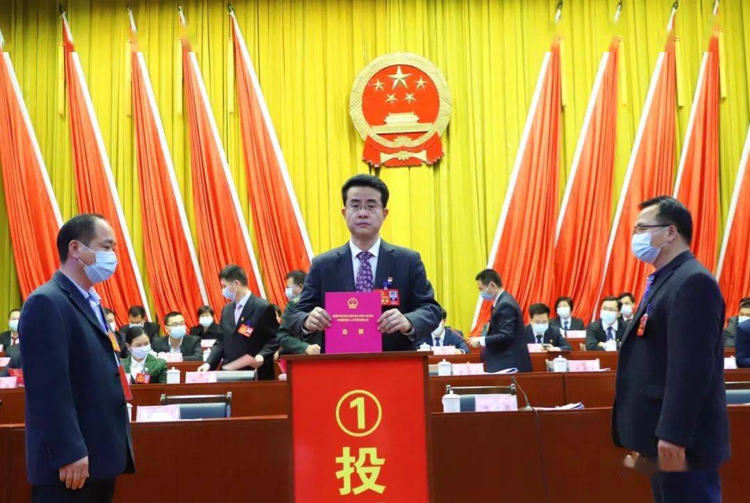 会议依法补选陆延山同志为港南区第五届人民代表大会常务委员会副主任