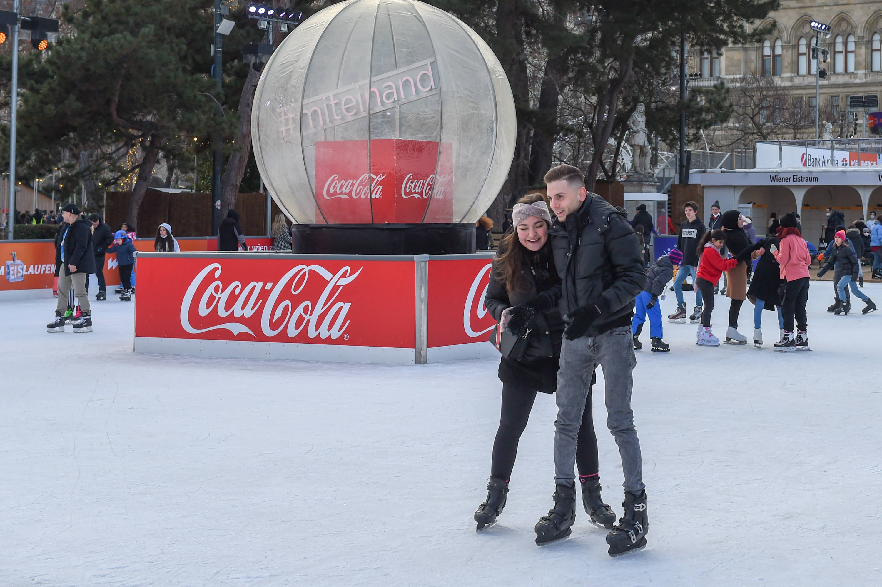 快来滑冰场享受冬日快乐！