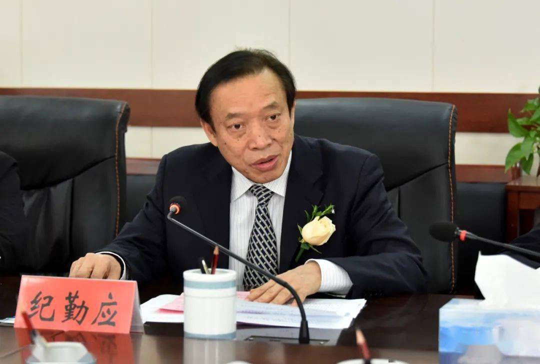 有限责任公司总经理韩邦华,县委常委,常务副县长曾宪柏一道共同签约