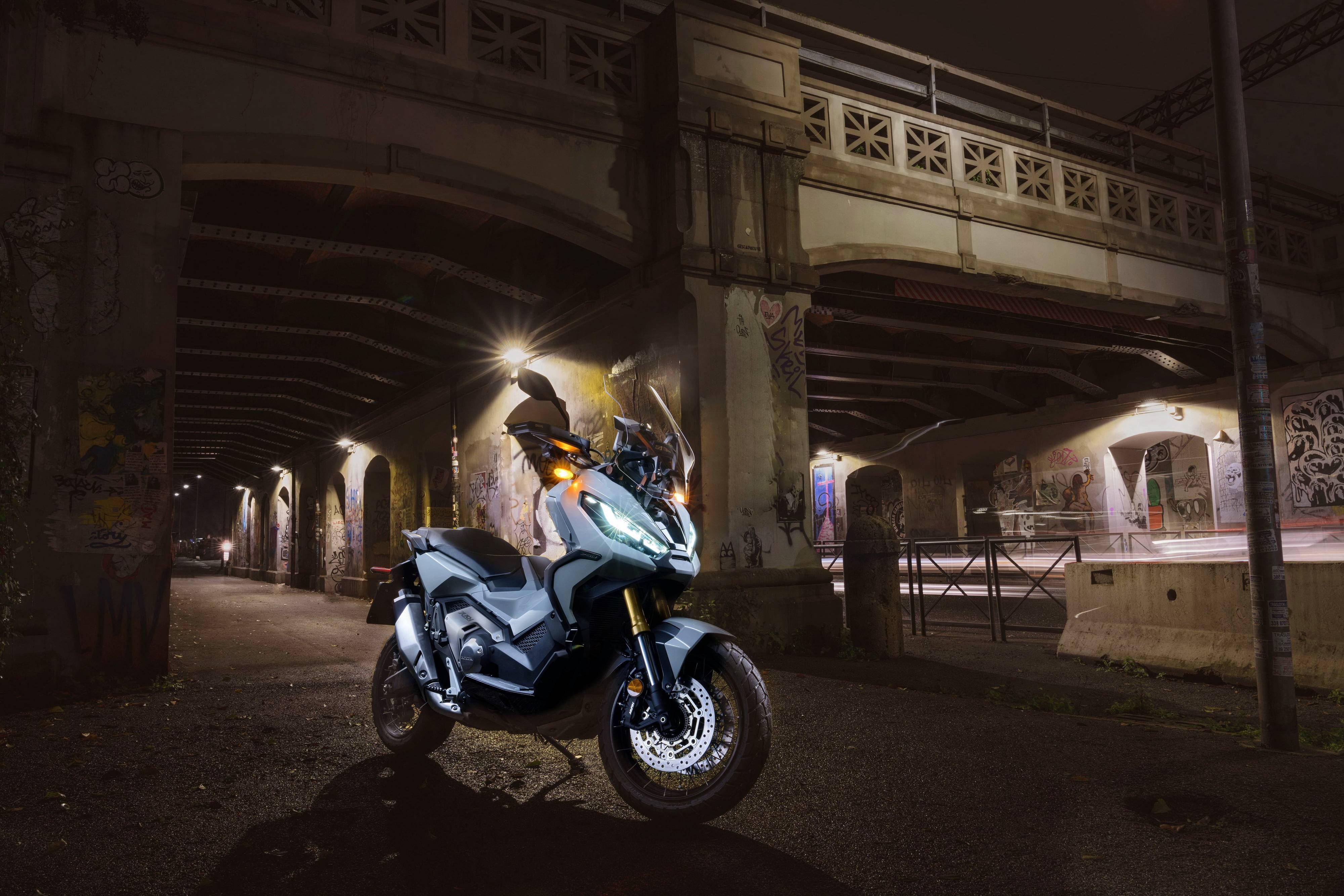 honda新一代xadv户外特写