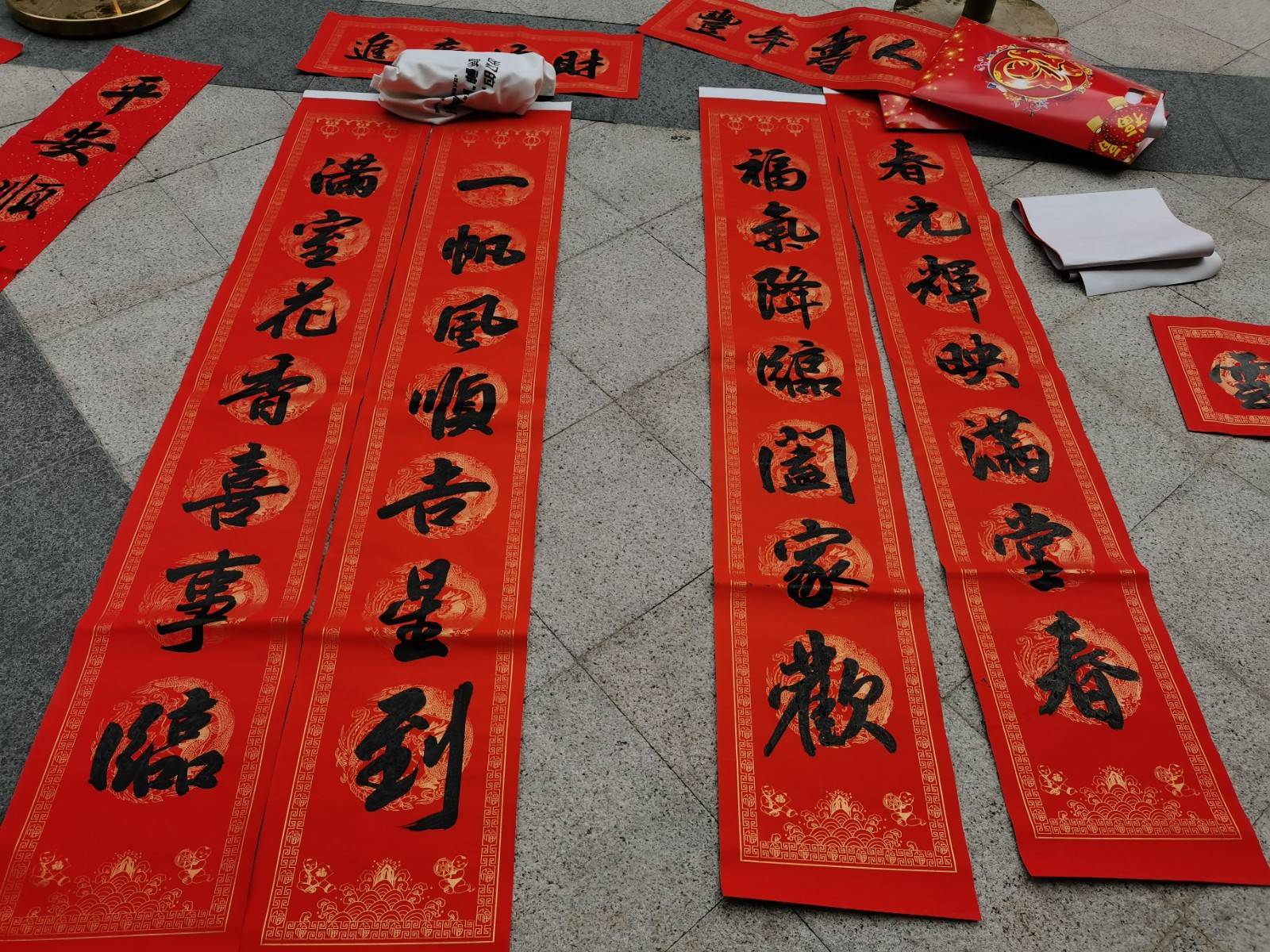 "一帆风顺吉星到,满室花香喜事临""春光辉映满堂春,福气降临阖家欢"