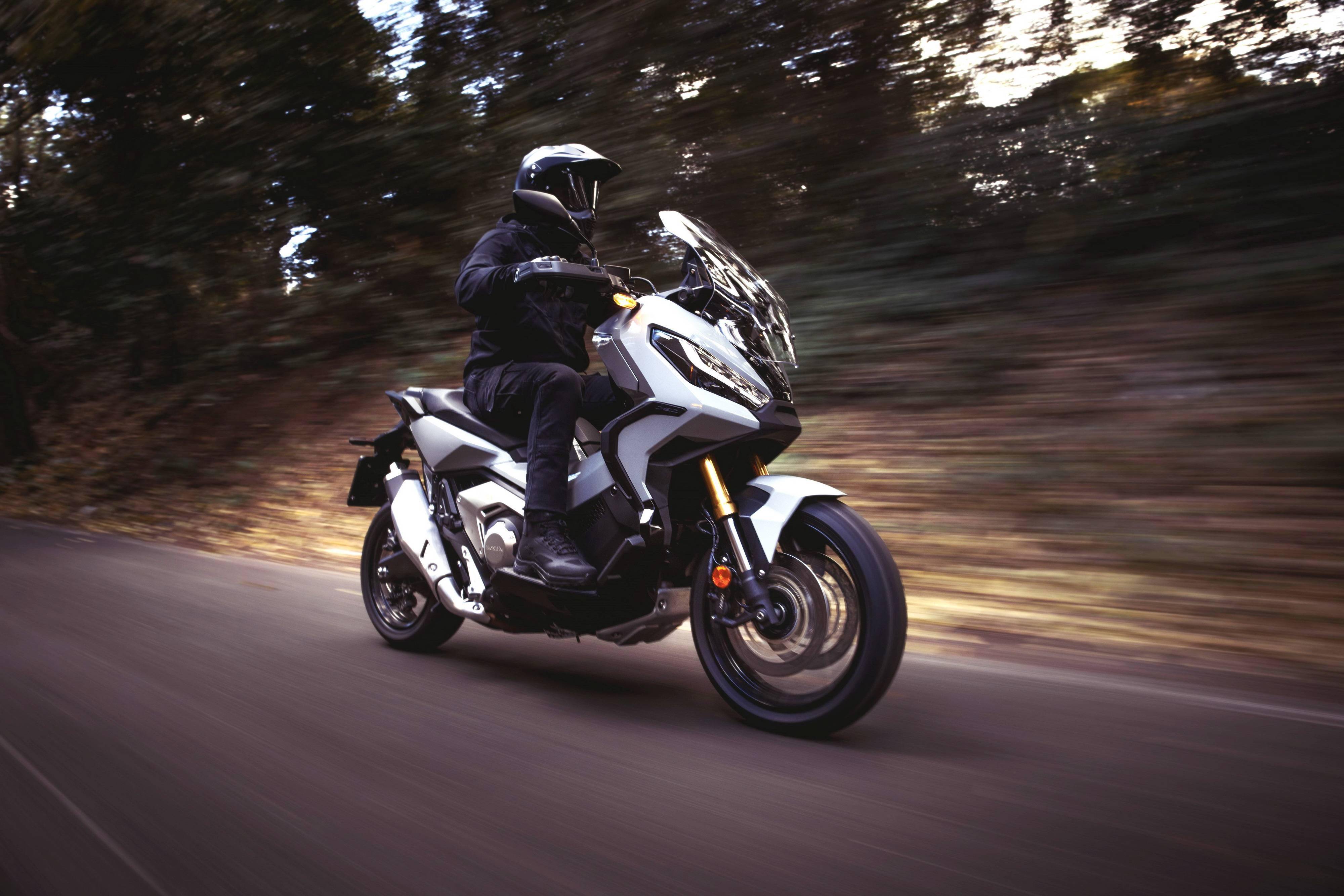 honda新一代xadv户外特写