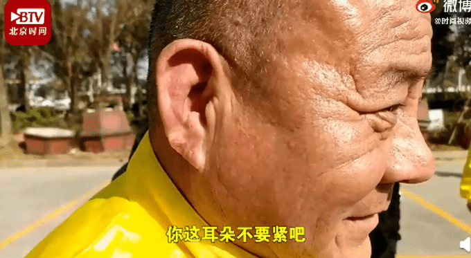 河南商丘，杨德云展示用一只耳朵拉三辆汽车和4个人的绝活，围观者看得目瞪口呆。