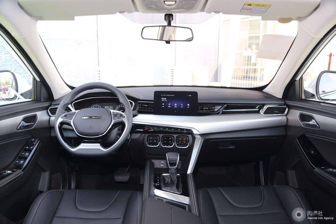 内饰方面,beijing-x3采用了以驾驶员为中心的环抱式布局,整体设计上