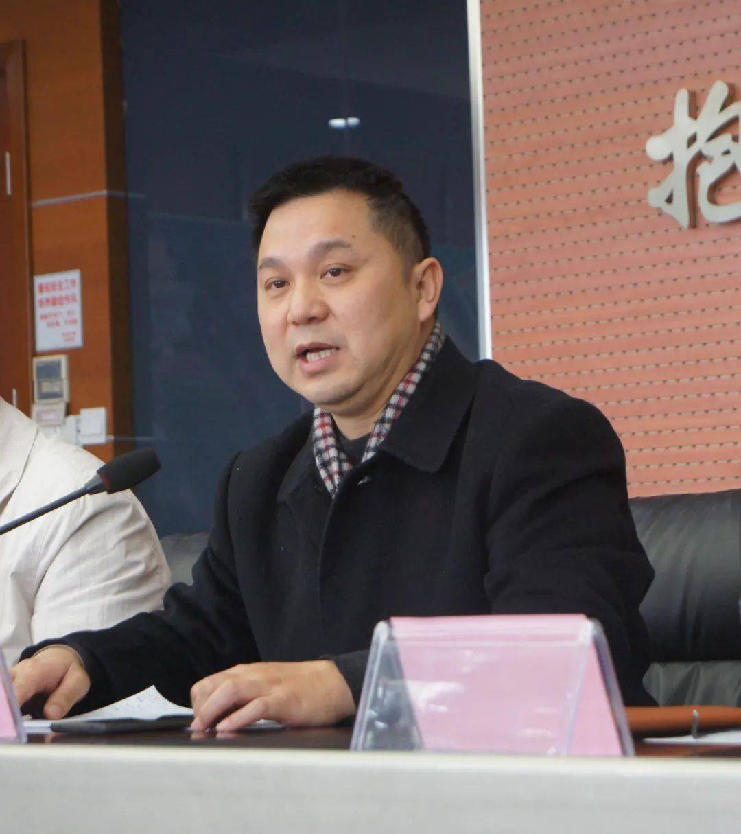 陆铮铀代表市委会讲话,他对上届支部工作给予了充分肯定,对支部新领导