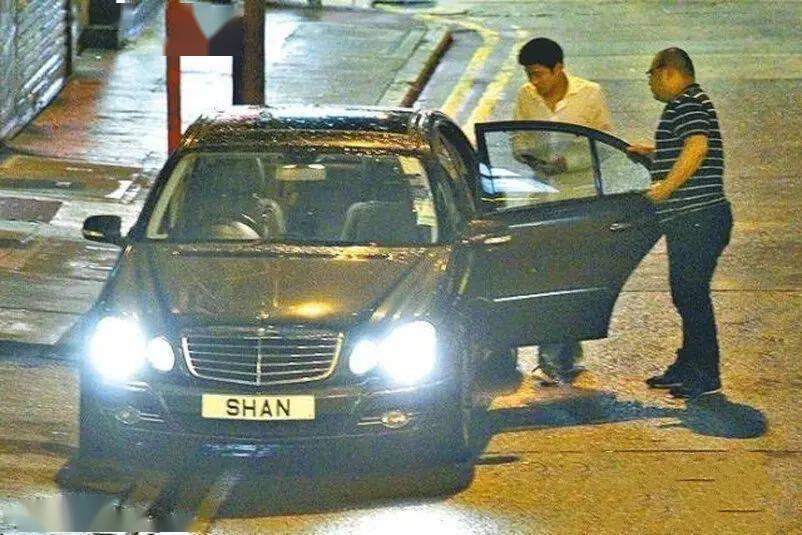 而二儿子霍启山也有一辆s级豪车,车牌则是自己的大名"shan".