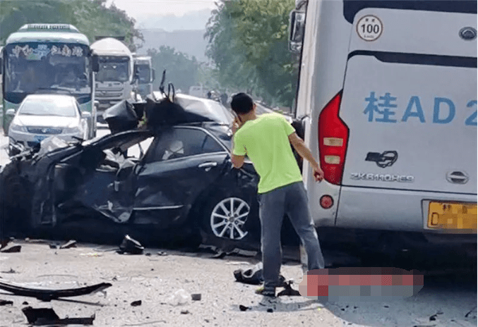 南宁街头发生严重车祸现场一片狼藉事故造成5人受伤