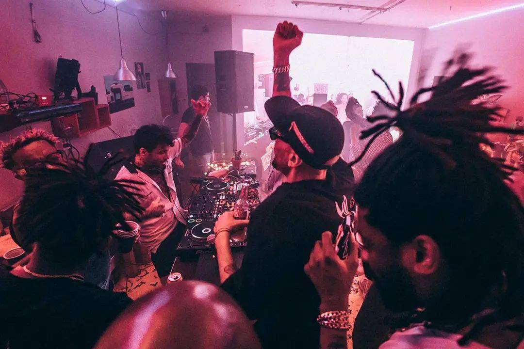 墨西哥坎昆人满为患死亡超2万两款疫苗都被迫暂停更有公寓顶层开78人