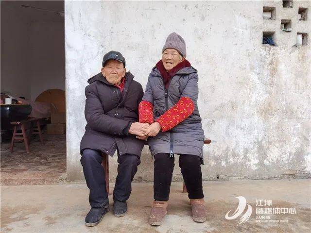 纳鞋垫的百岁老人张光伦(女)▲看报的百岁老人冯祥英(女)▲侍弄花草