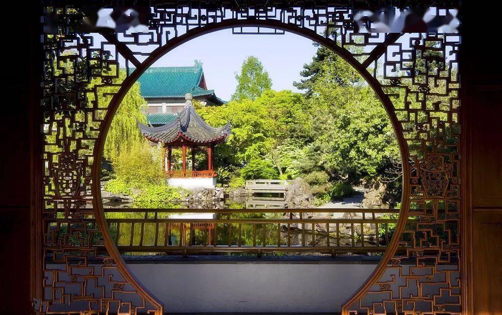 而对于人间天堂杭州来说,与小园香径,水榭歌台,粉墙黛瓦,一步一景的