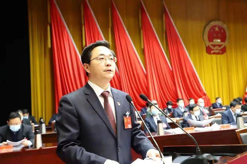 在热烈的掌声中,区委副书记,区长解宏劲向大会作《政府工作报告》.