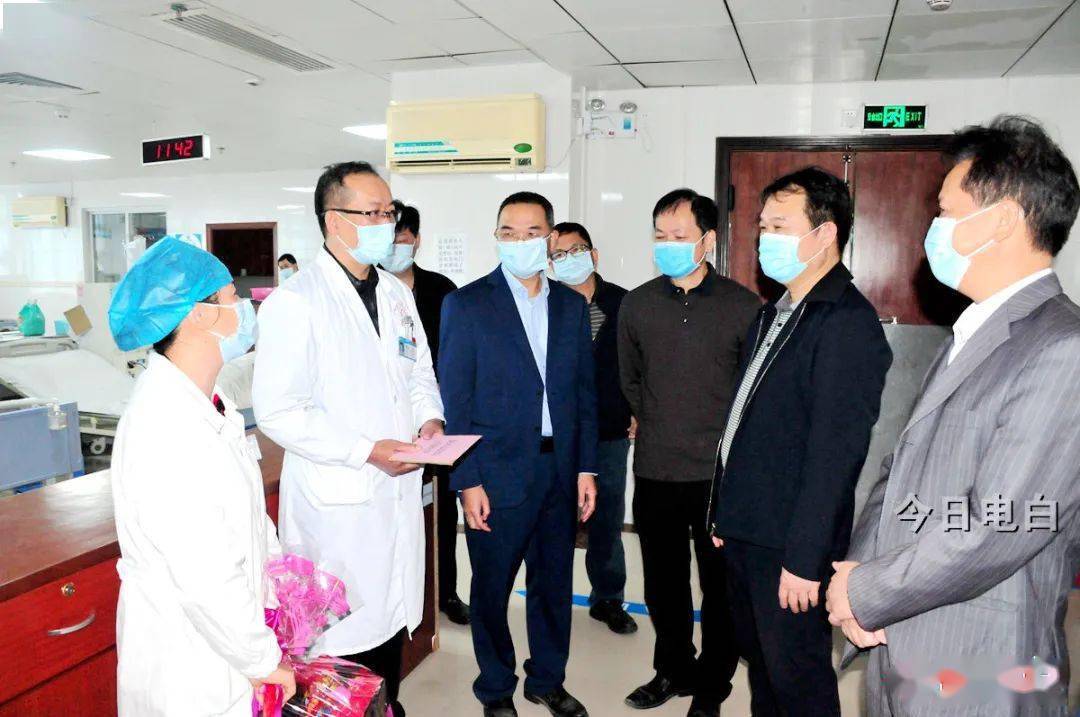 2月1日,电白区委常委,副区长黄子江带队开展春节慰问送温暖活动,给