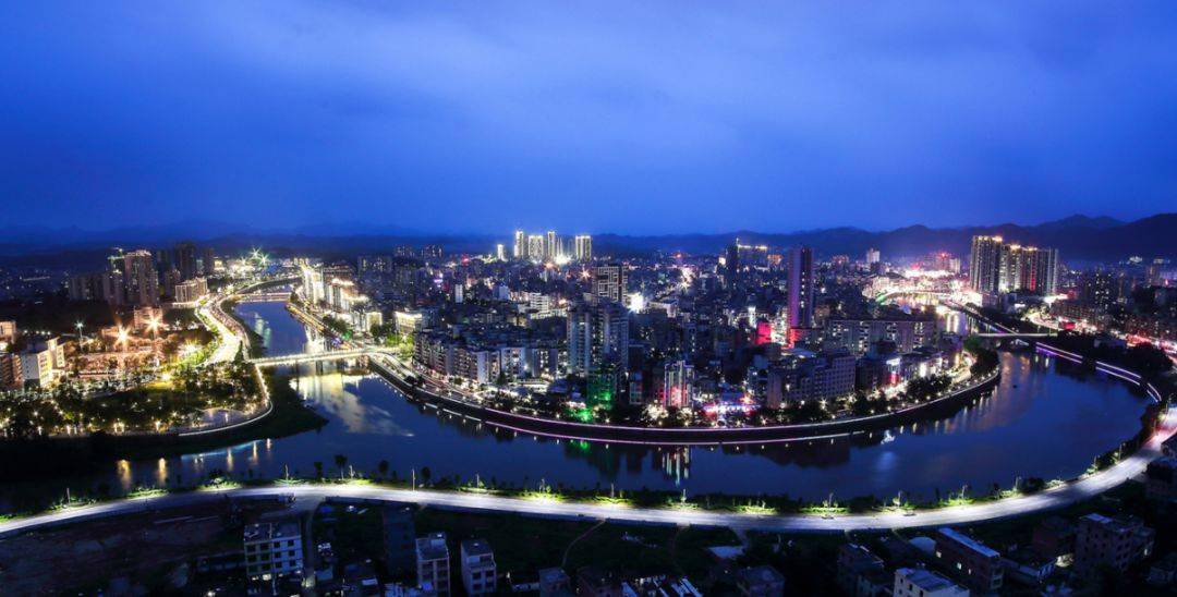 怀集塔山看县城 邓铭成 摄这里山河川原相接,奇山秀水绵延是肇庆面积