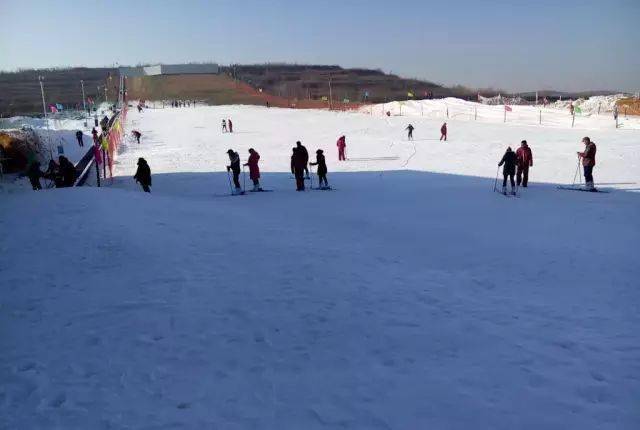 伊龙滑雪场地址:洛阳市伊川县城关镇马营村洛阳市区自驾车路线:王城